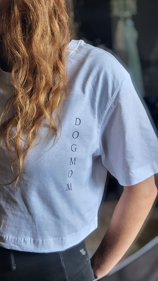 Dog Mom Cropped T-Shirt – Weiß | Trendiges Shirt für Hundefans