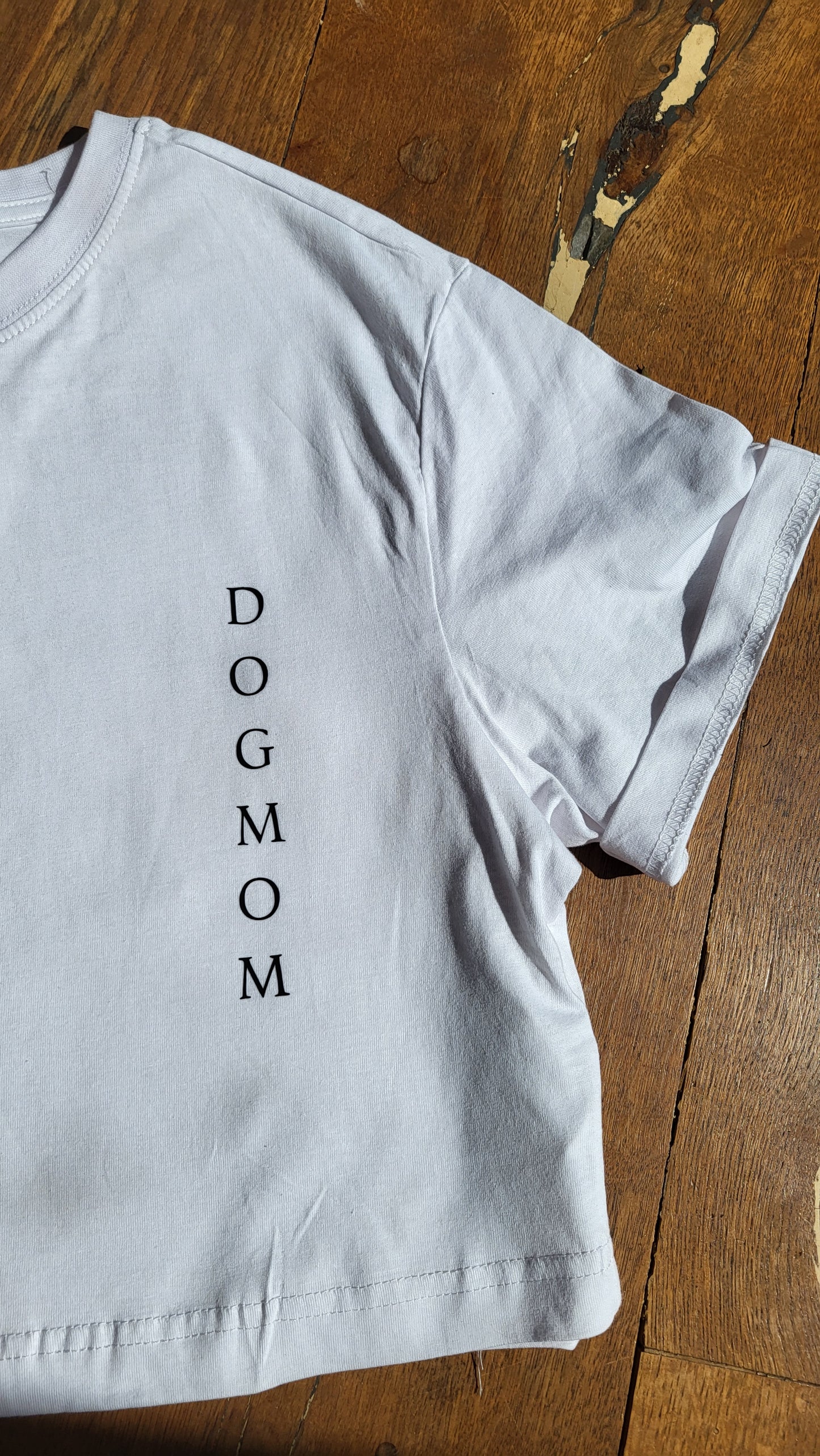 Dog Mom Cropped T-Shirt – Weiß | Trendiges Shirt für Hundefans